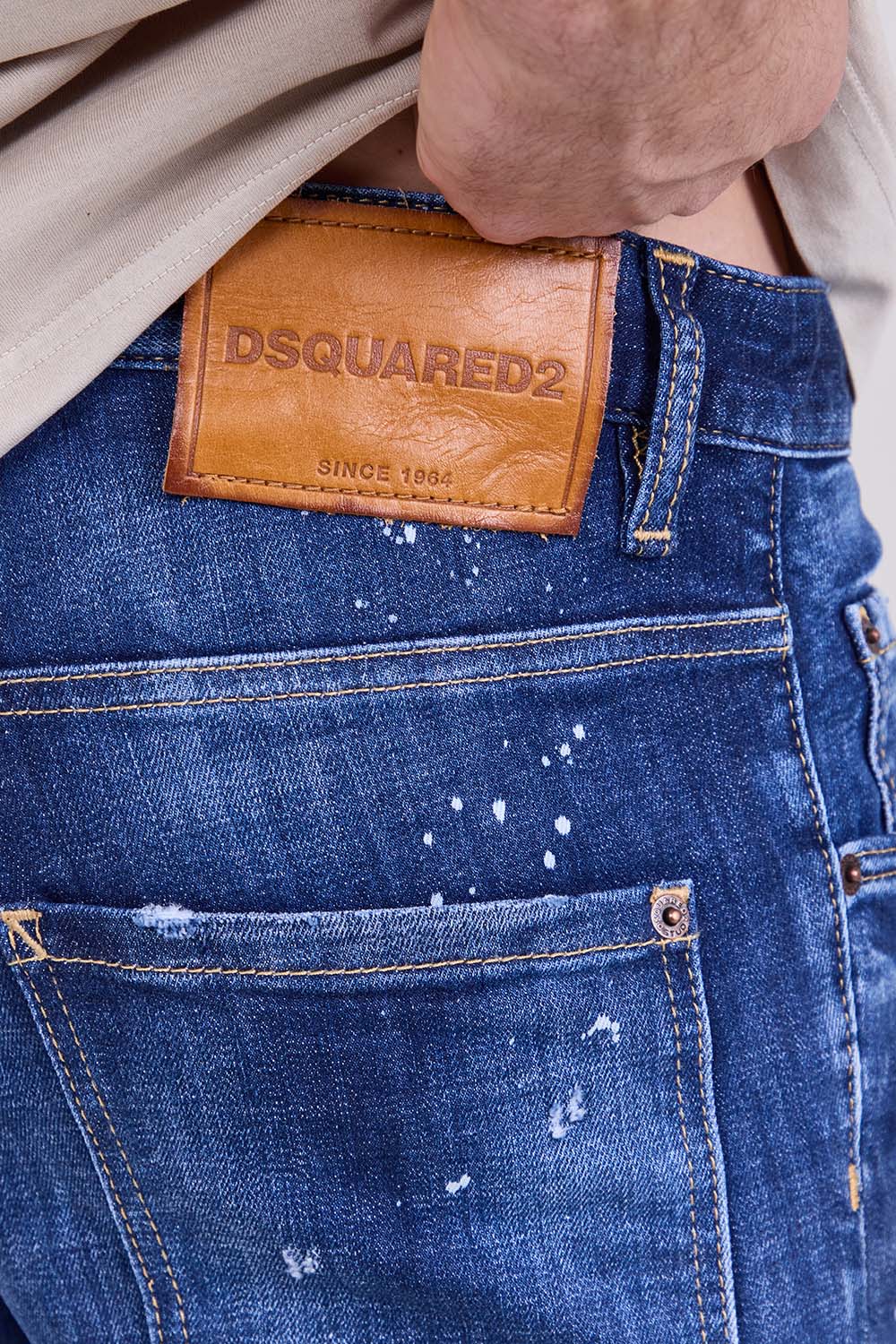 תמונת תקריב דוגמן של מכנסי ג'ינס בגזרת סלים