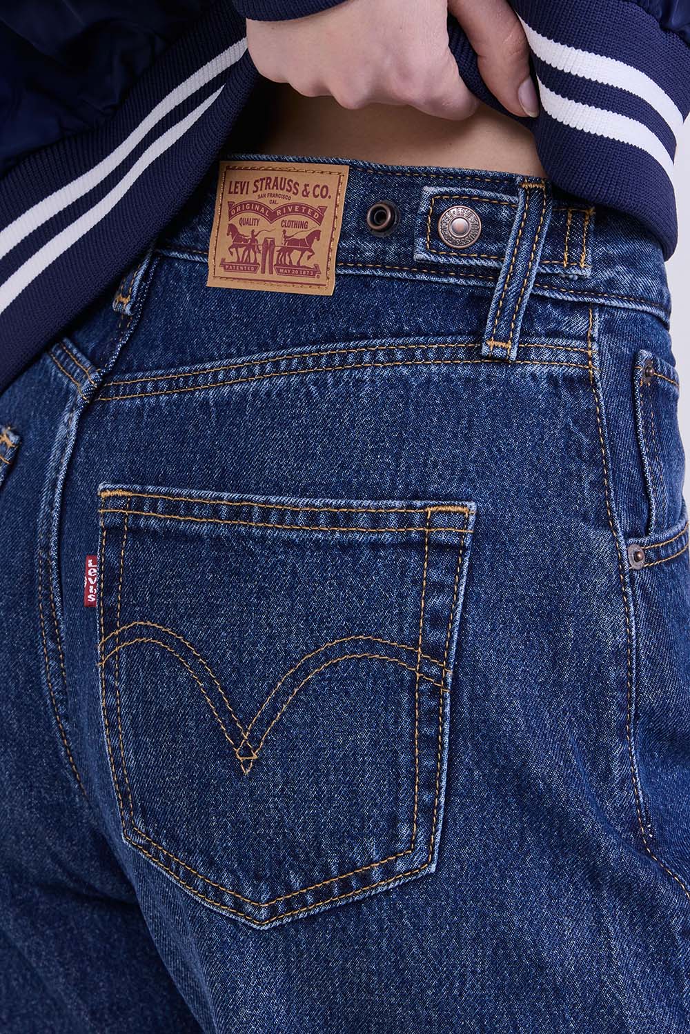 תמונת תקריב דוגמן של מכנסי ג'ינס בלון ישרים