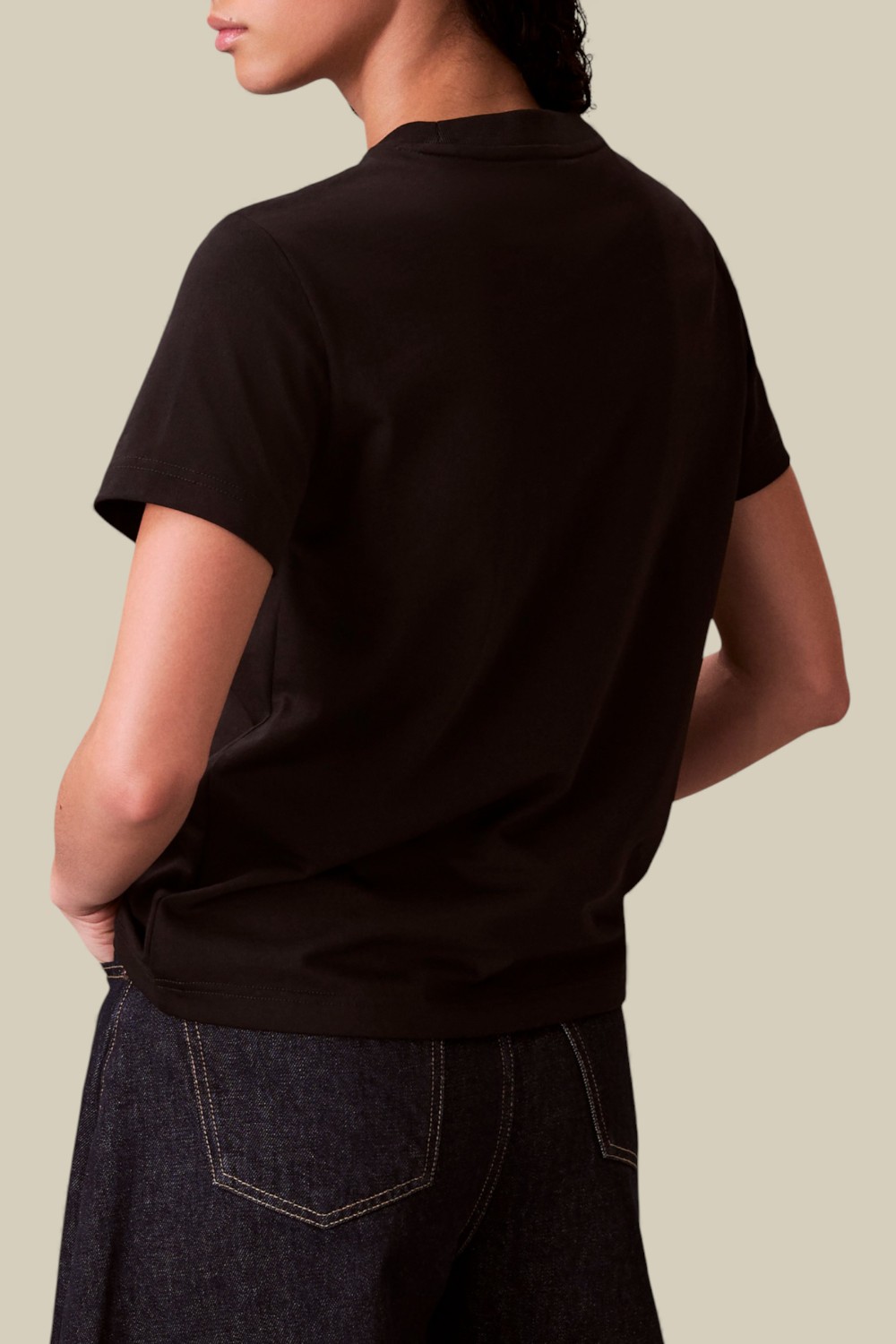 תמונת דוגמן אחורית של חולצת טי