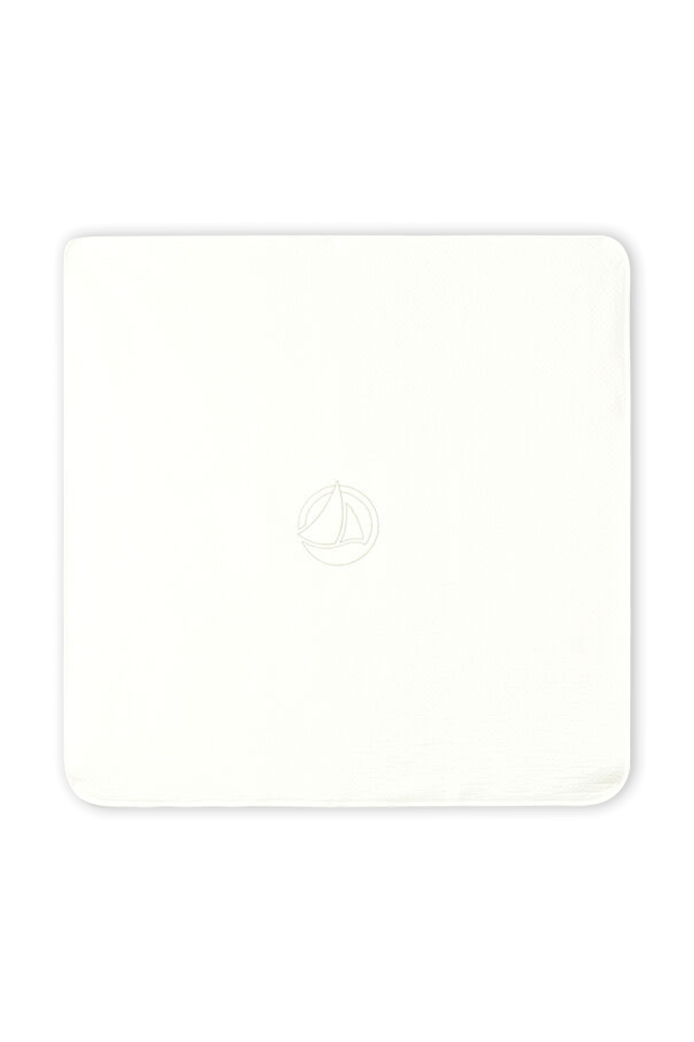 תמונה קידמית של שמיכה לבנה עם לוגו