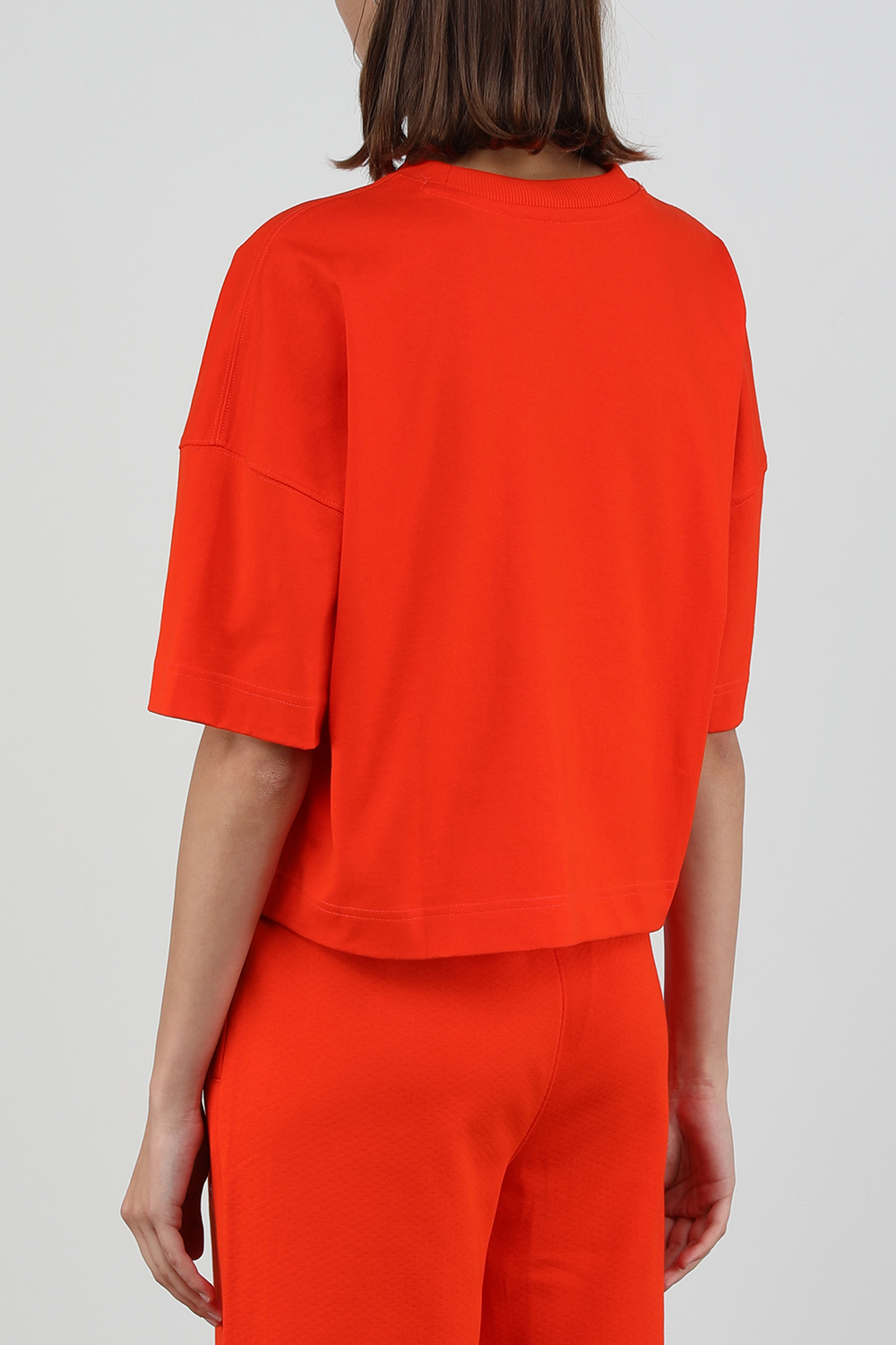 תמונת דוגמן אחורית של פומה X אמי הודי חולצת טי אדומה