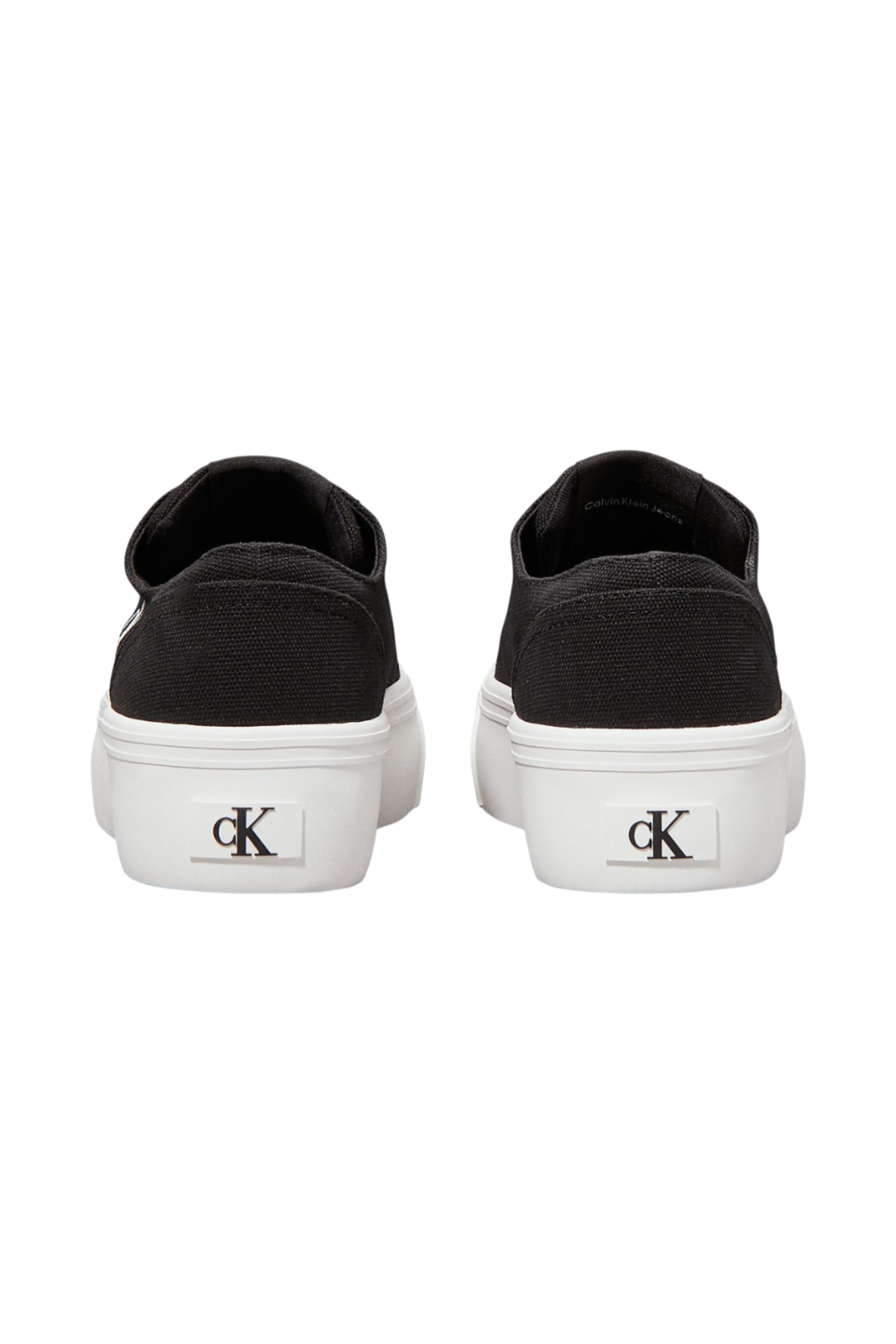 תמונת תקריב של נעלי סניקרס פלטפורמה