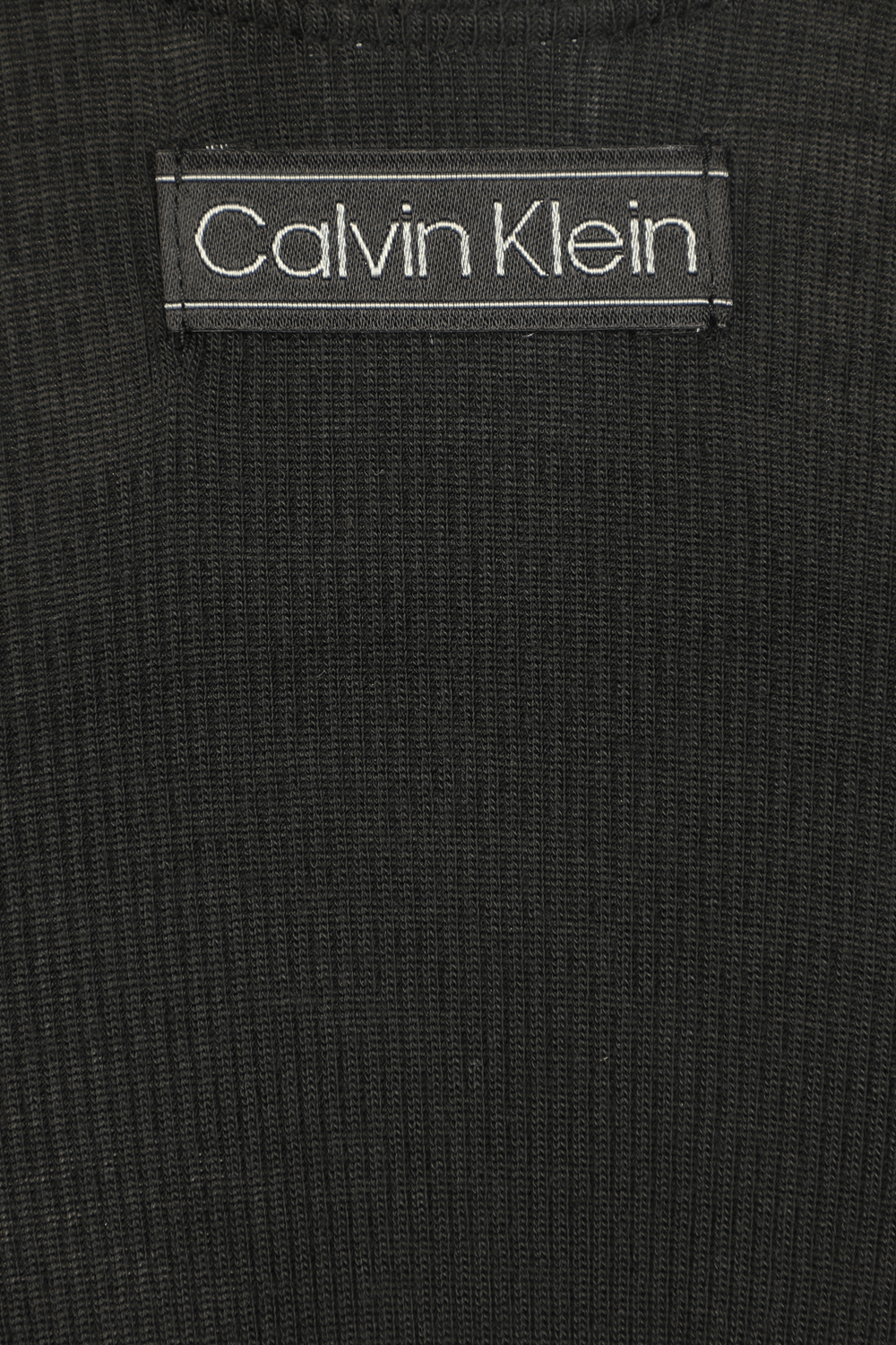 תמונת תקריב של בגד גוף בצבע שחור