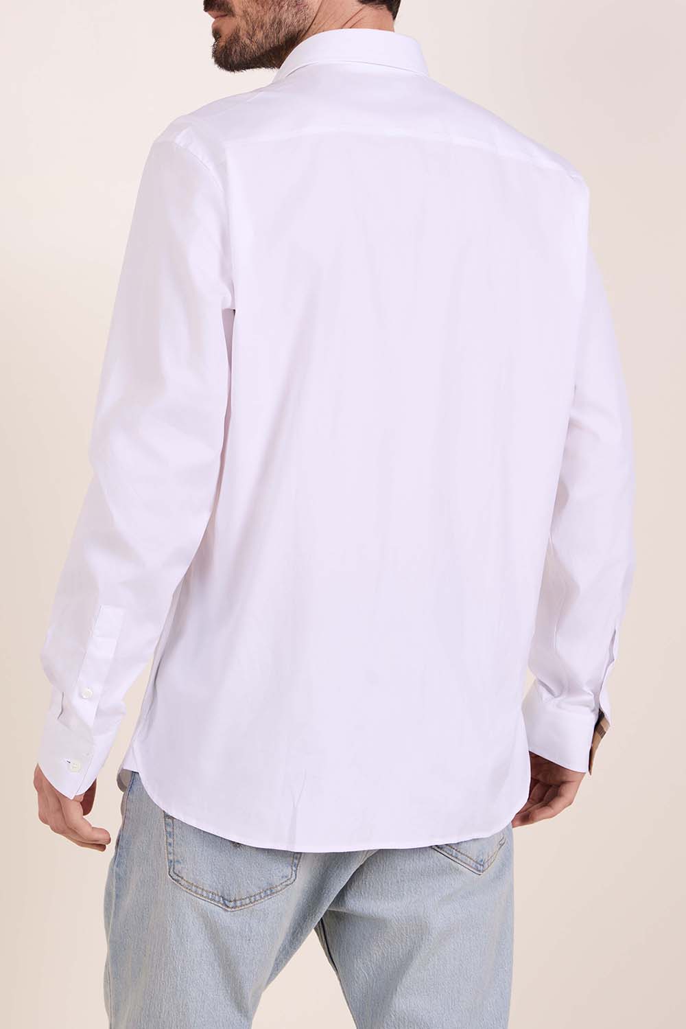 תמונת דוגמן אחורית של חולצה מכופתרת