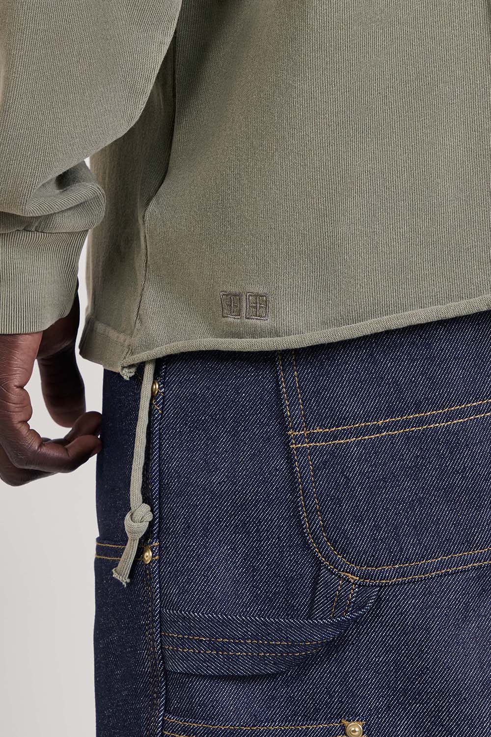 תמונת תקריב דוגמן של חולצת טי ארוכה אוברסייז