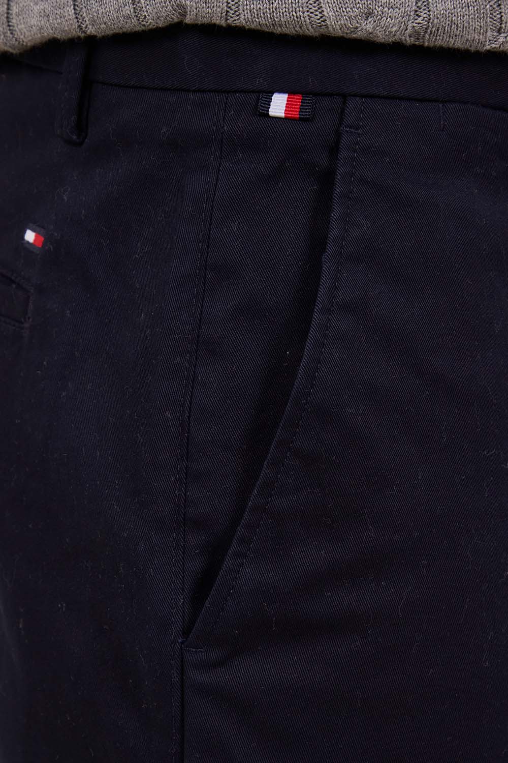 תמונת תקריב דוגמן של מכנסי צ'ינו דגם בליקר 1985