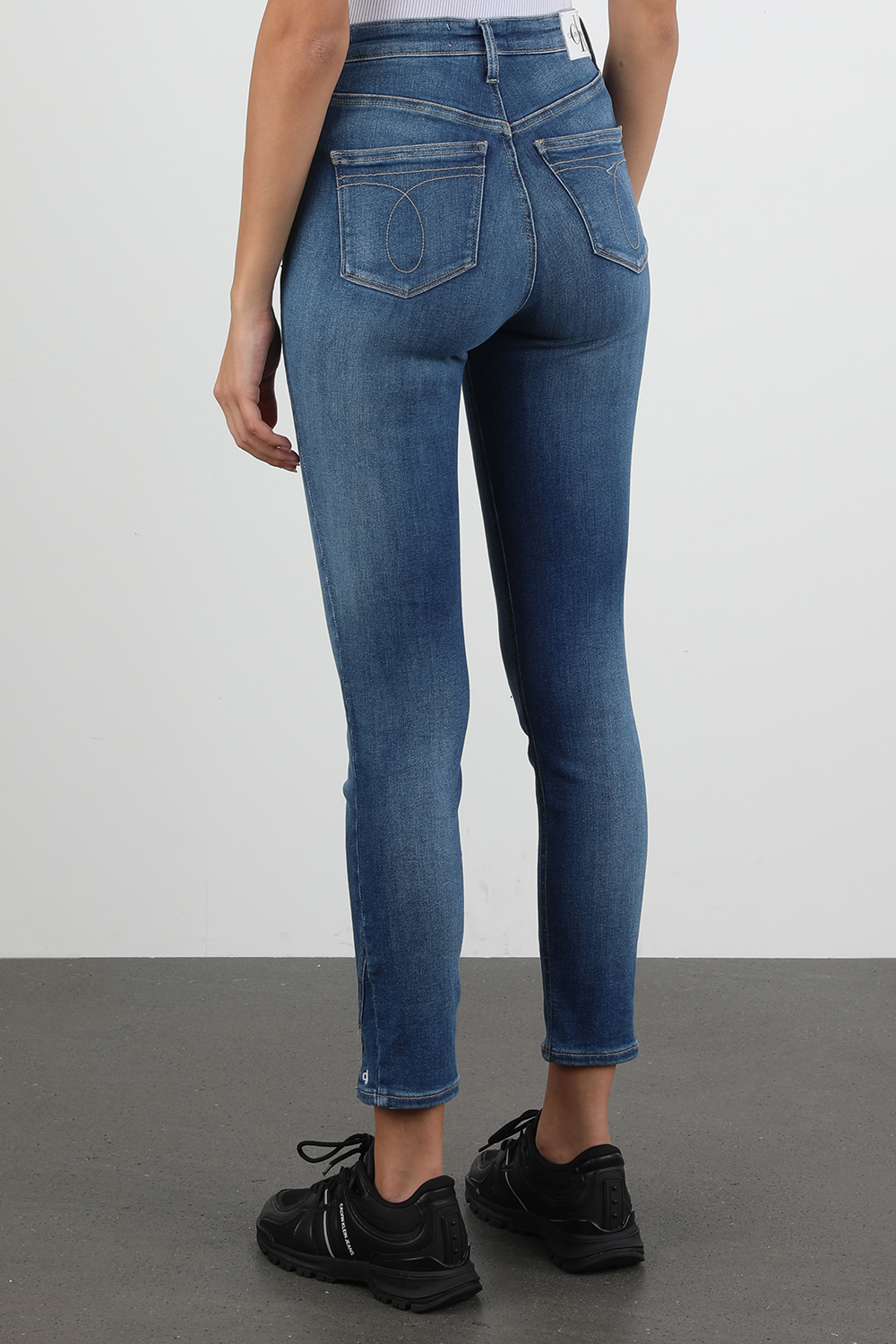 תמונת דוגמן אחורית של מכנסי סקיני ג'ינס גזרה גבוהה בשטיפה כחולה