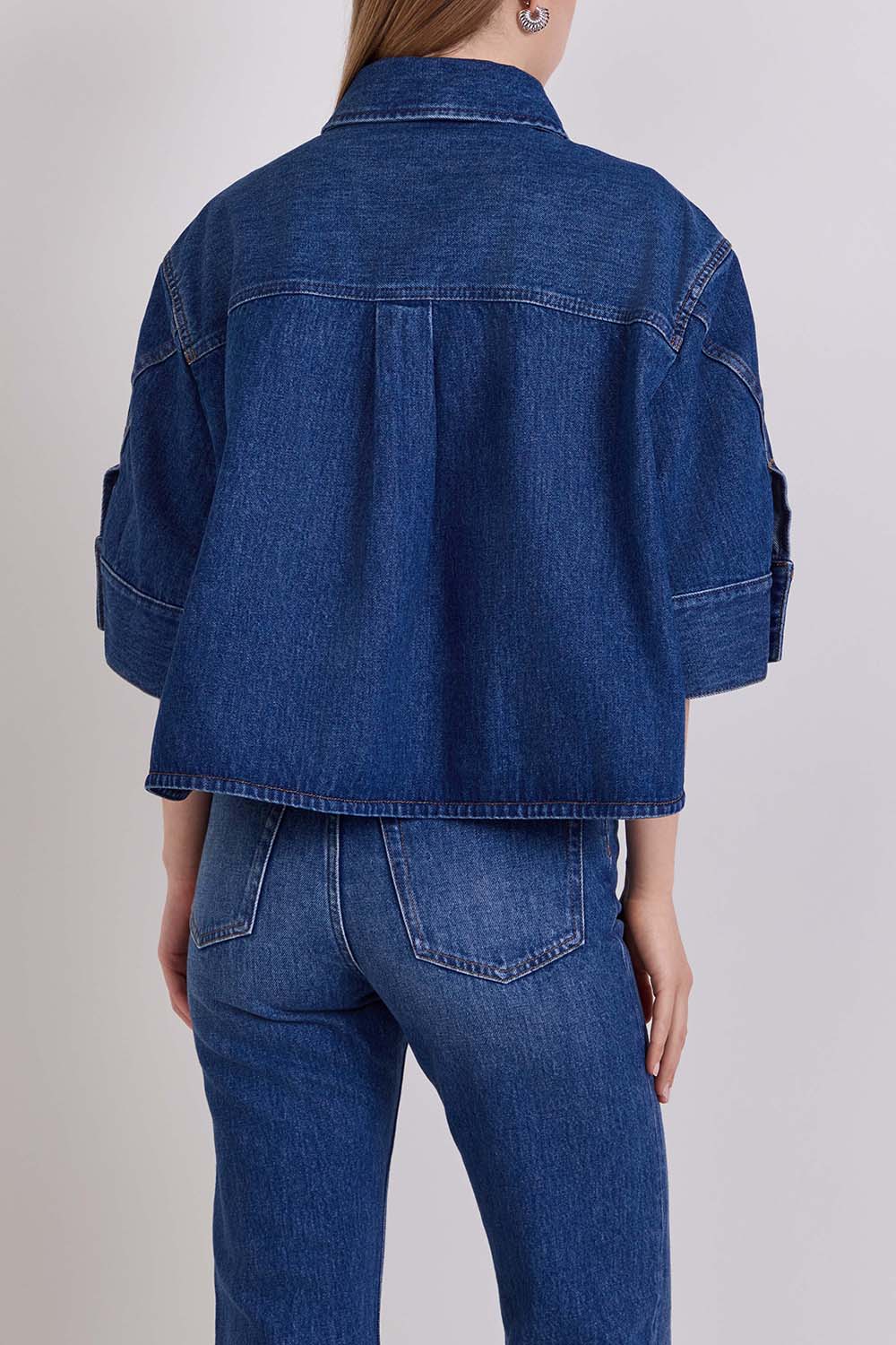 תמונת דוגמן אחורית של חולצת ג'ינס קצרה