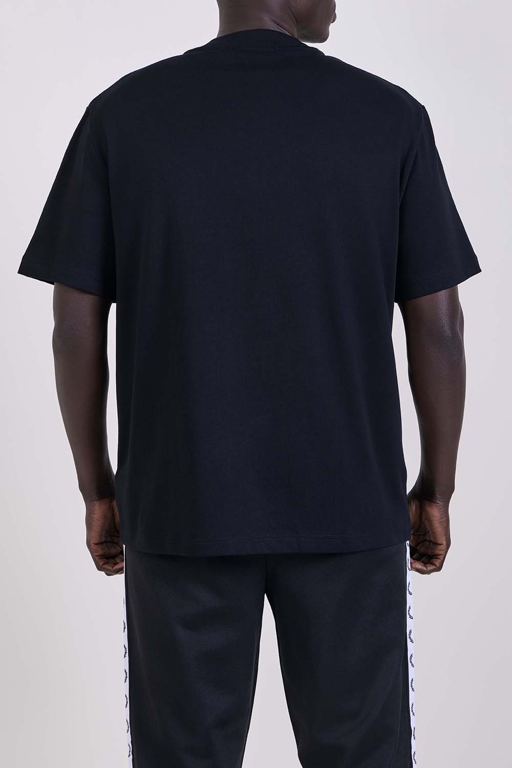 תמונת דוגמן אחורית של חולצת טי בגזרה משוחררת