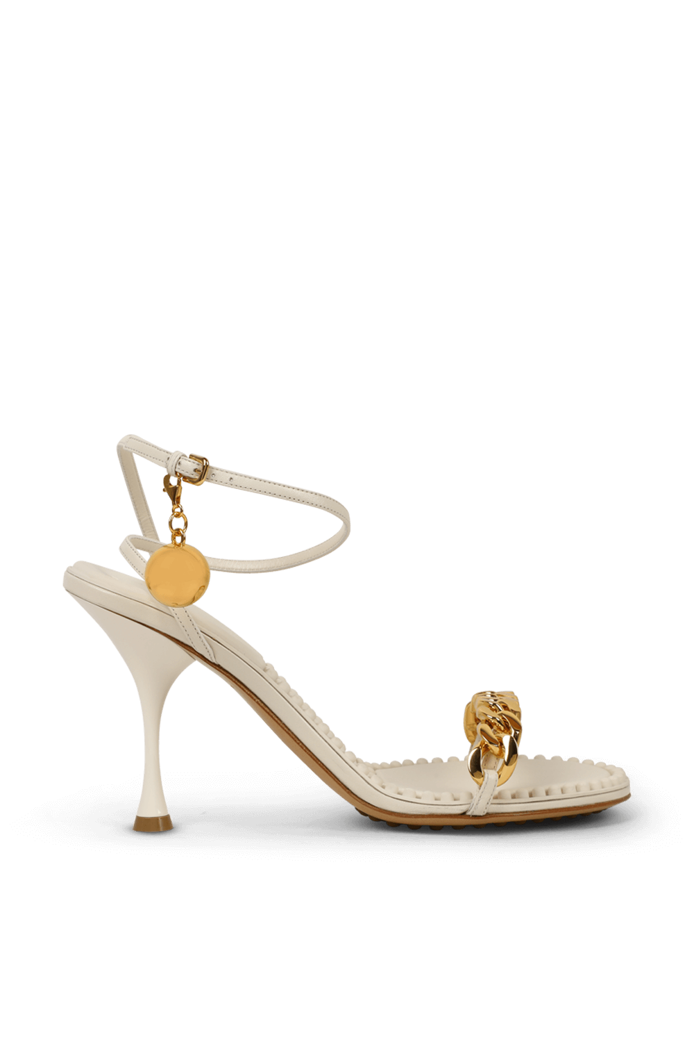 תמונה קידמית של סנדלי עקב לבנים עם שרשרת זהב
