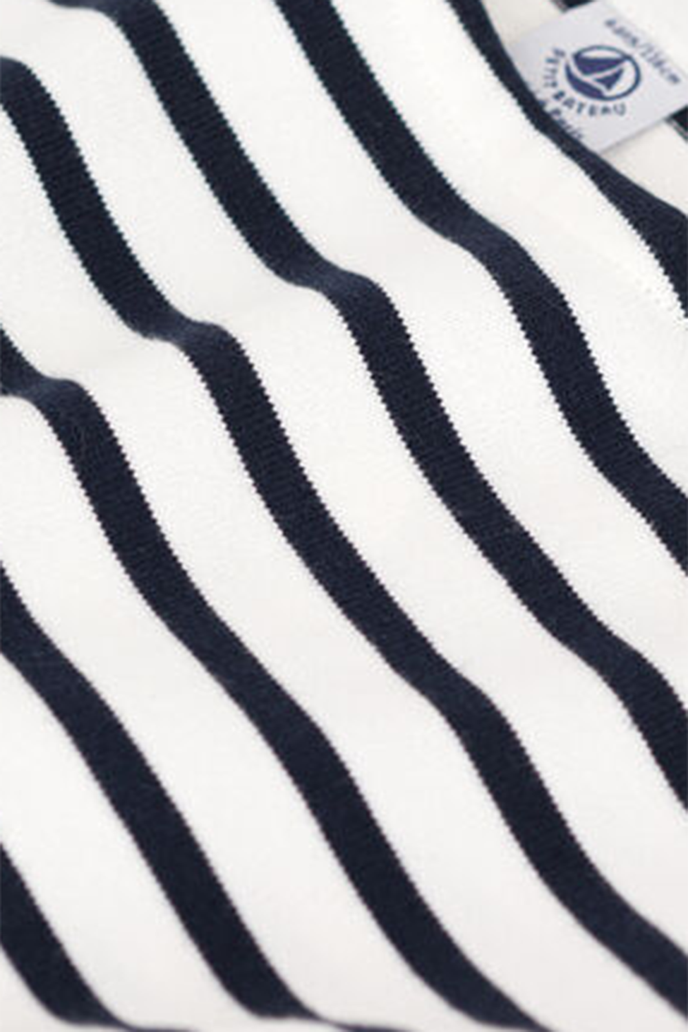 תמונת תקריב של חולצת טי פסים - גילאי 6-12