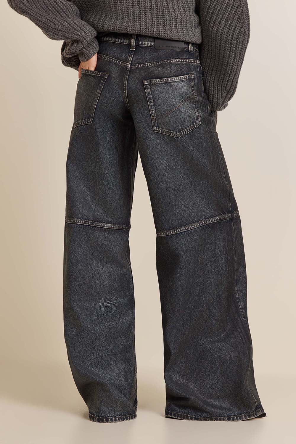 תמונת דוגמן אחורית של מכנסי ג'ינס בגזרה גבוהה