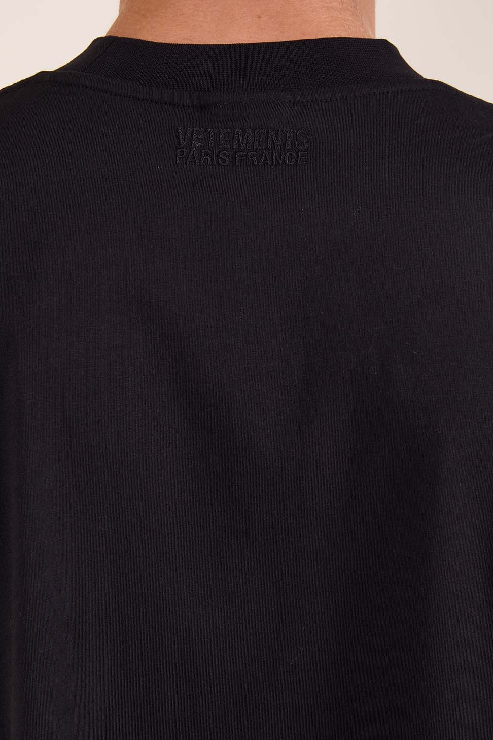 תמונת דוגמן אחורית של חולצת טי