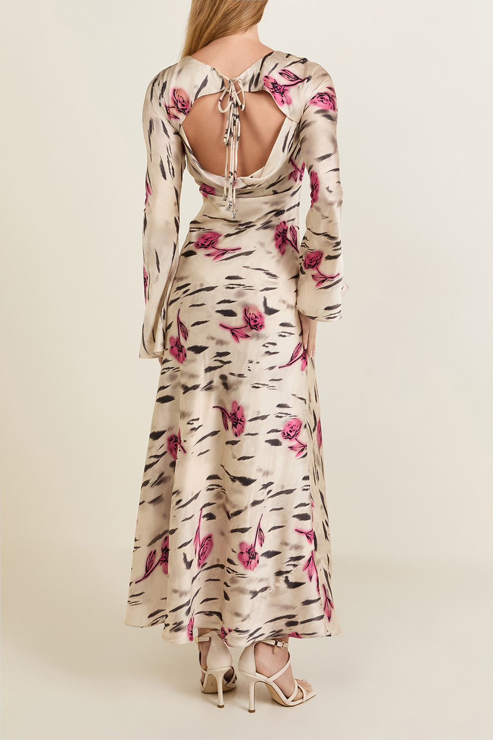 תמונת דוגמן אחורית של שמלת מקסי פרחונית