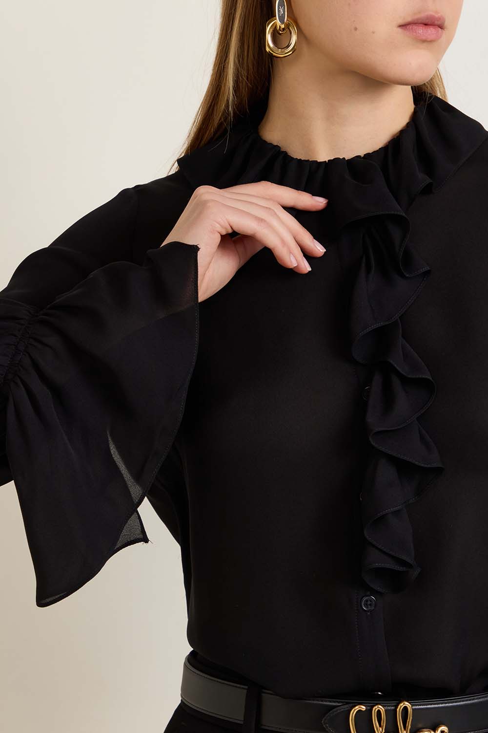 תמונת תקריב דוגמן של חולצת משי מכופתרת