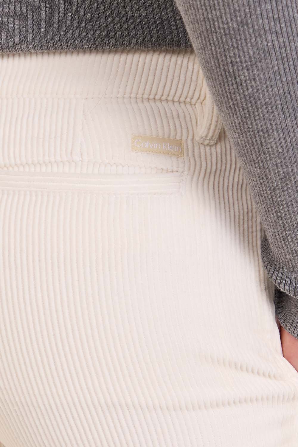 תמונת תקריב דוגמן של מכנסי קורדרוי בגזרה ישרים