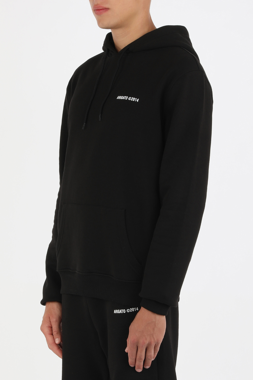 תמונת דוגמן קידמית של סווטשירט קפוצ'ון לונדון עם הדפס לוגו