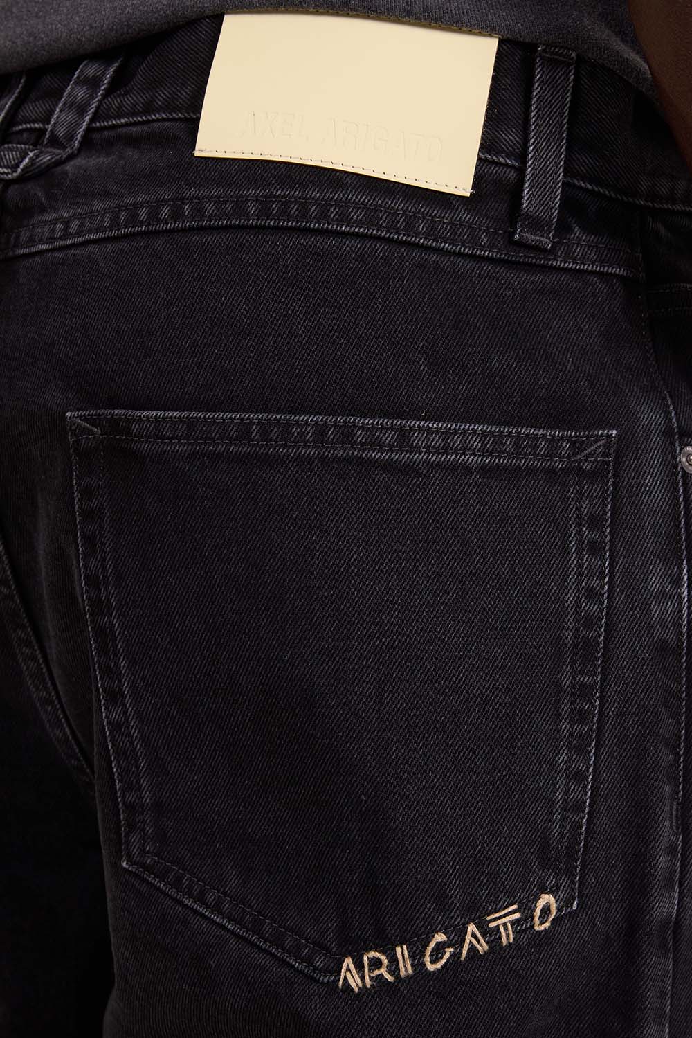 תמונת תקריב דוגמן של מכנסי ג'ינס