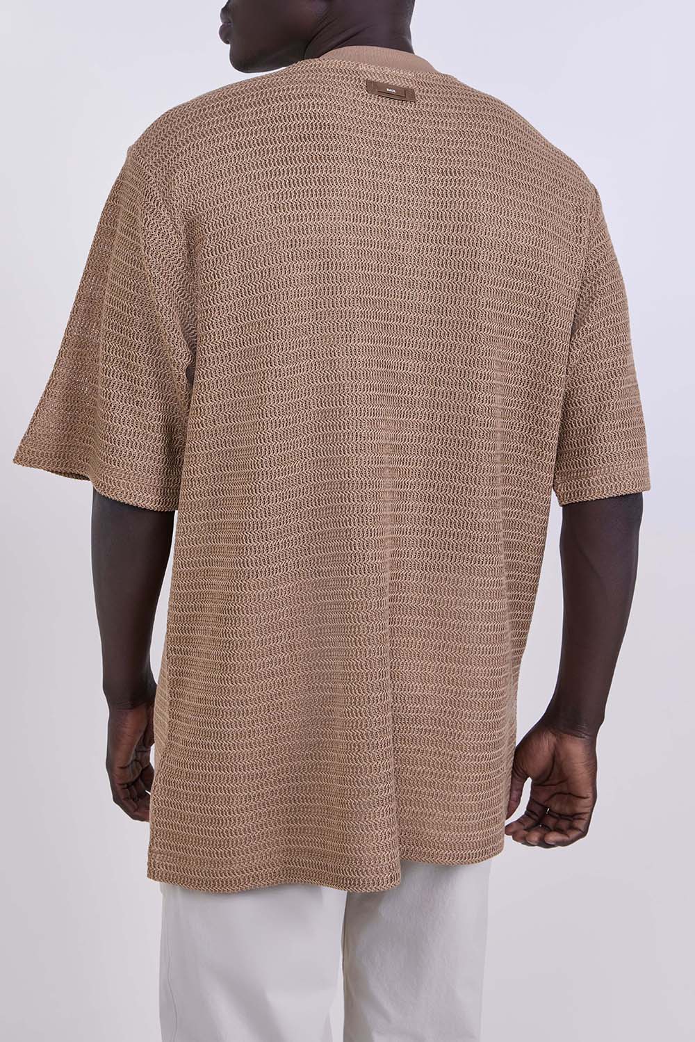 תמונת דוגמן אחורית של סריג טי אוברסייז