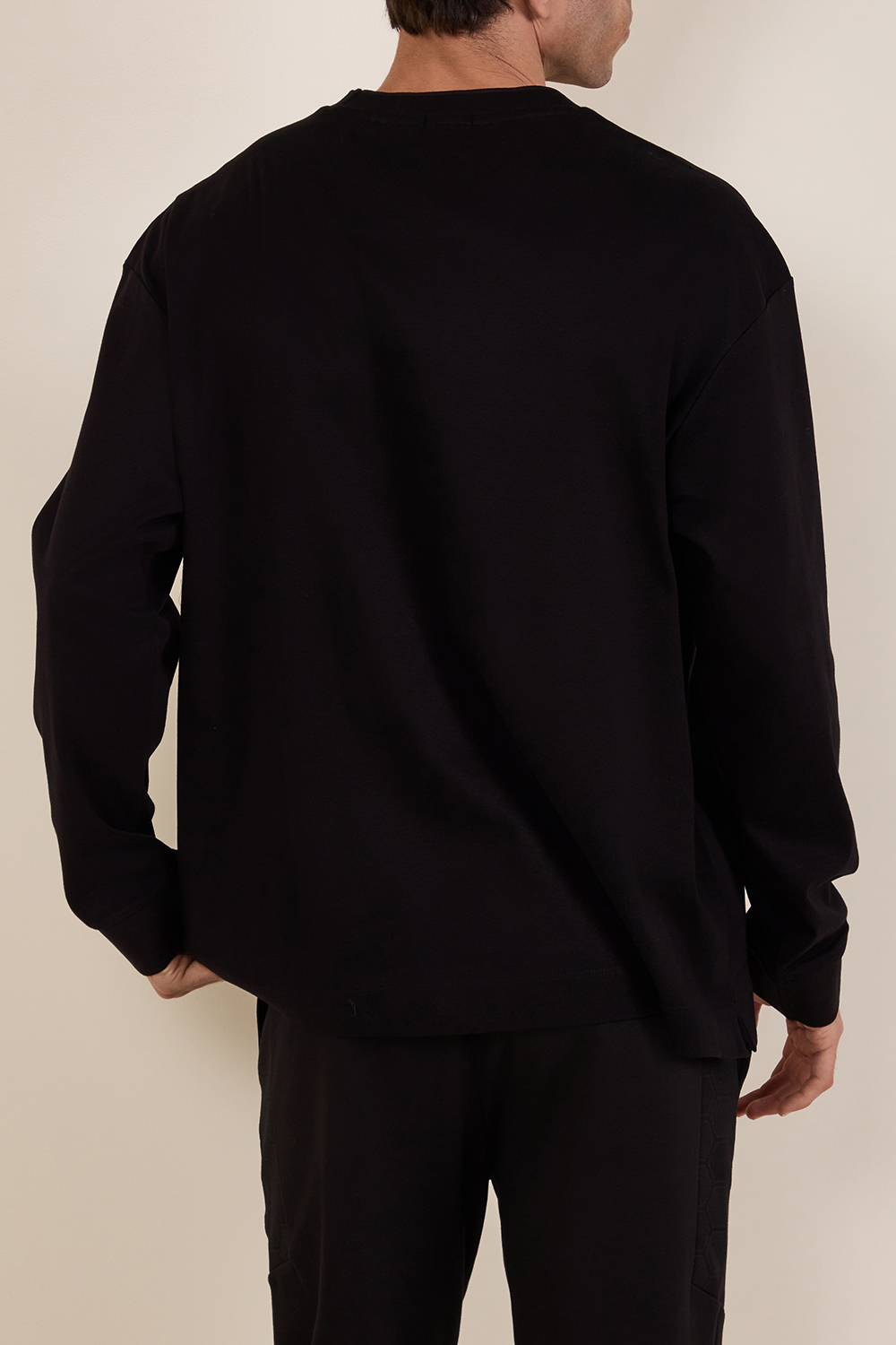 תמונת דוגמן אחורית של חולצת טי עם שרוולים ארוכים