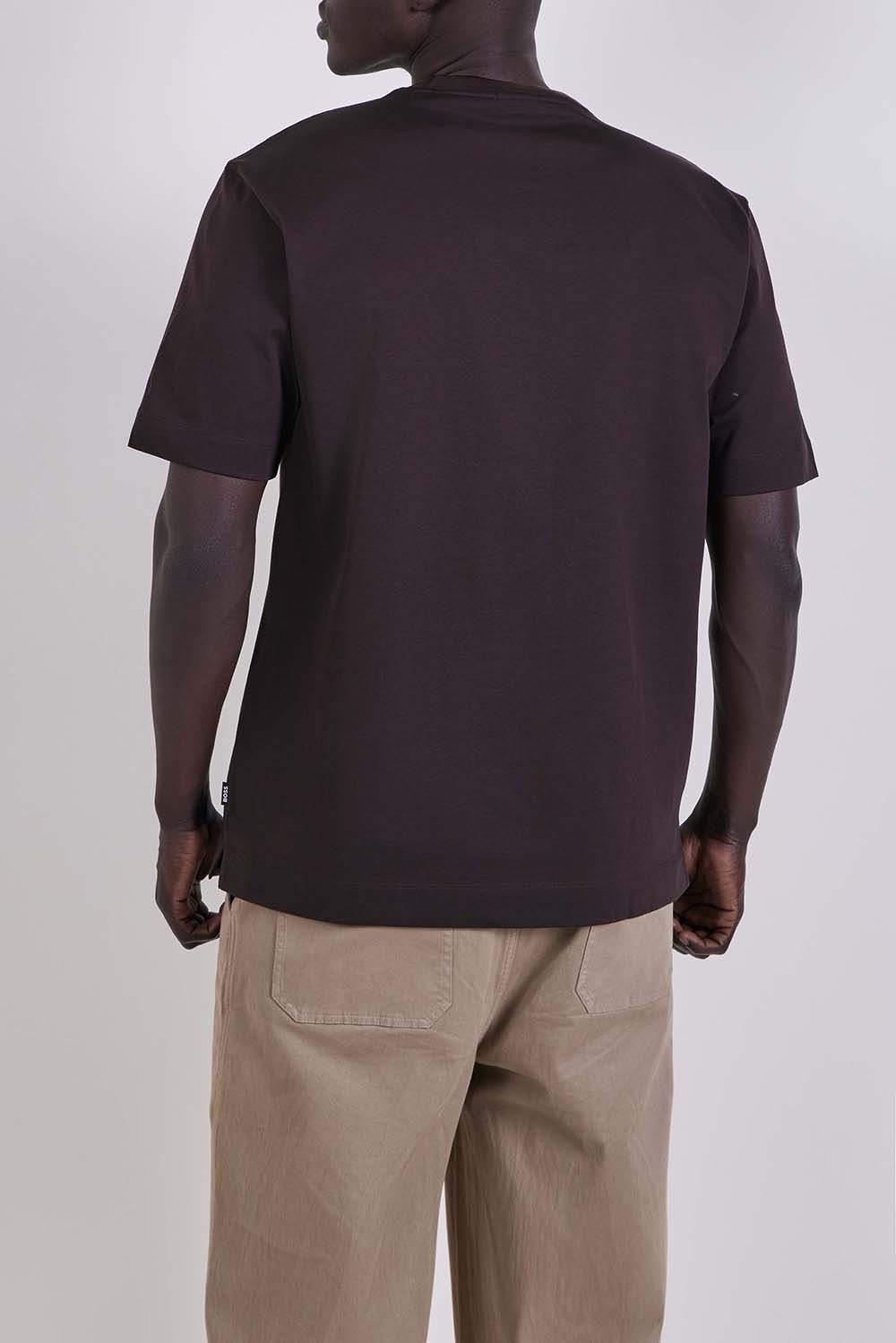 תמונת דוגמן אחורית של חולצת טי בגזרה משוחררת