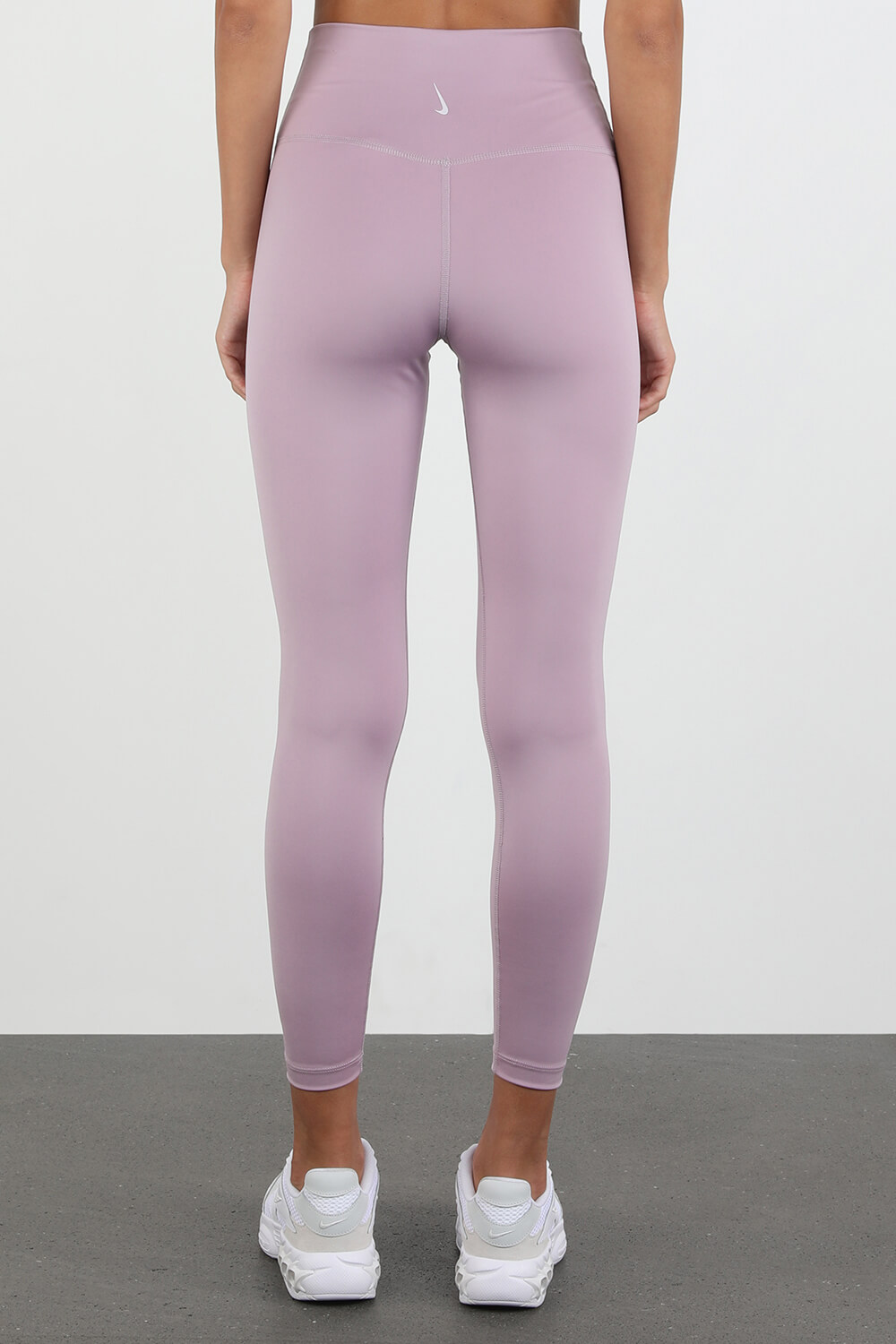תמונת דוגמן אחורית של Nike Yoga 7/8 Leggings in Pink