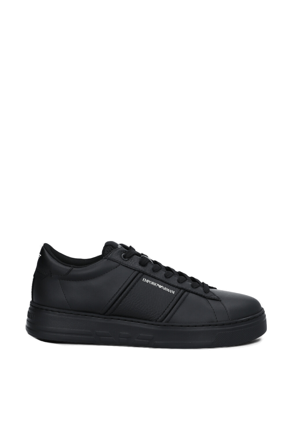 תמונה קידמית של נעלי סניקרס