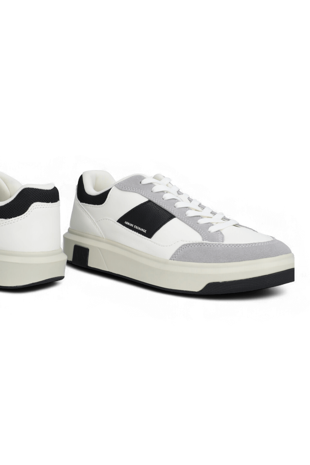 תמונת תקריב של נעלי סניקרס