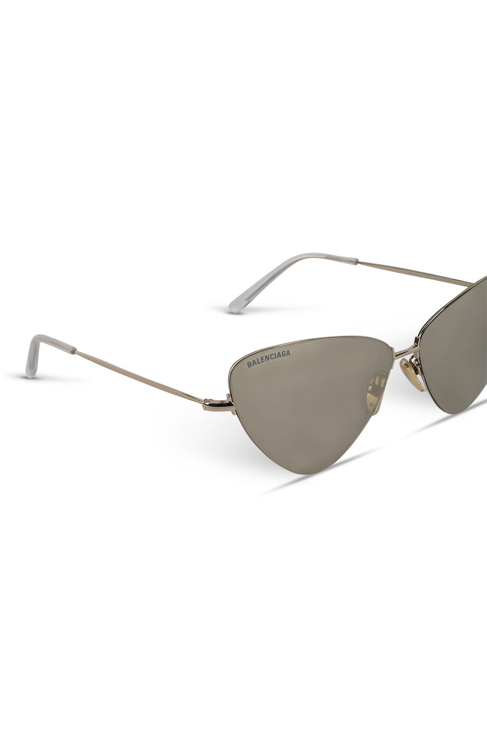 תמונת תקריב של משקפי שמש חתוליות