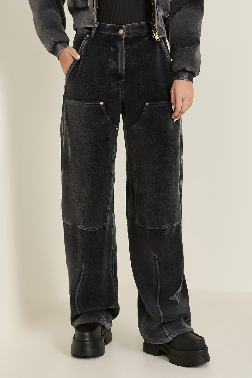 תמונת דוגמן קידמית של מכנסיים רחבים