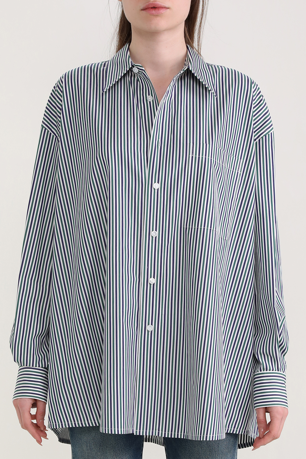 תמונת דוגמן קידמית של חולצת פסים אוברסייז מכופתרת מכותנה