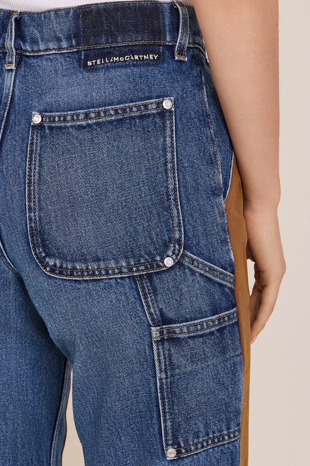 תמונת תקריב דוגמן של מכנסי ג'ינס ישרים ופאץ' עור טבעוני