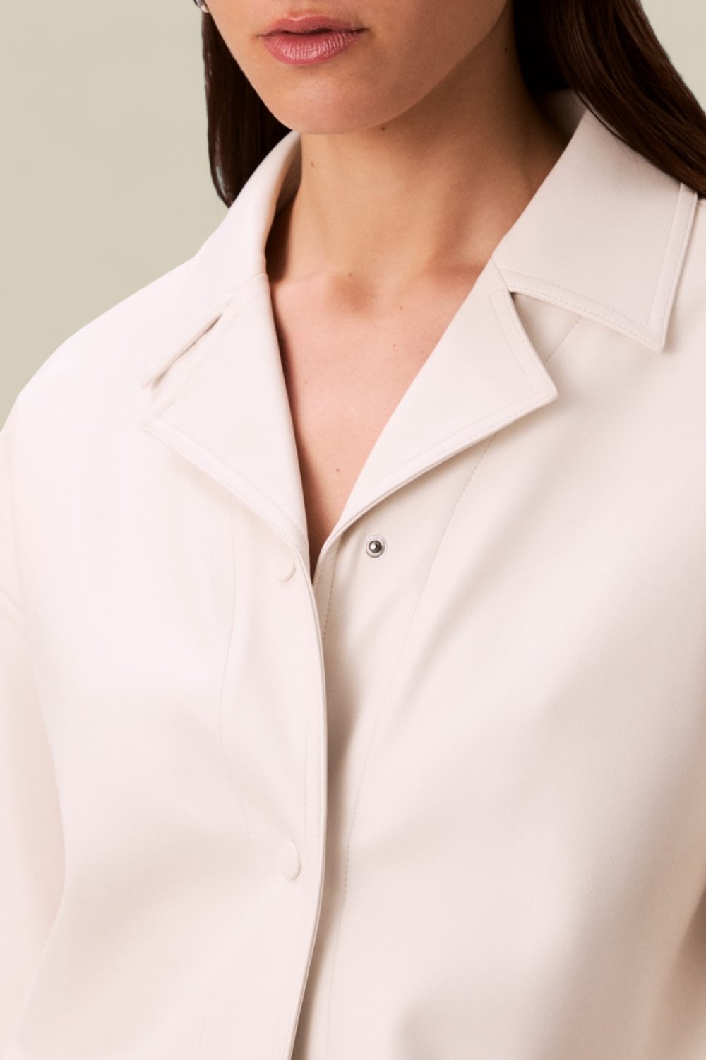 תמונת תקריב דוגמן של חולצת ז'קט מעור טבעוני