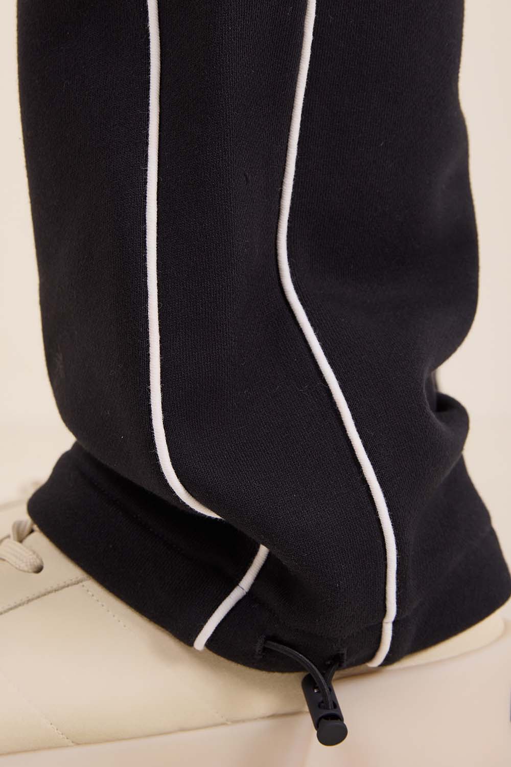 תמונת תקריב דוגמן של מכנסי טרנינג משוחררים