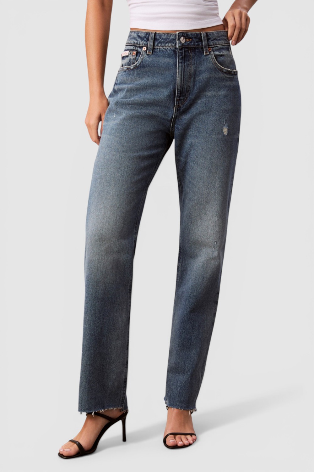 תמונת דוגמן קידמית של מכנסי ג'ינס בגזרה ישרה