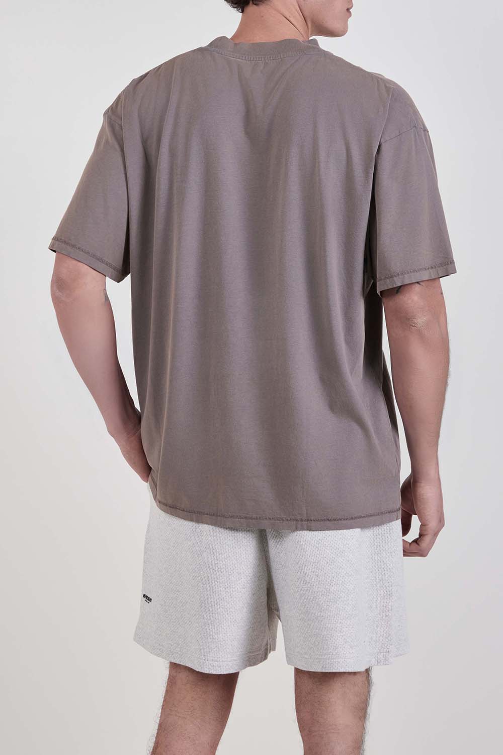 תמונת דוגמן אחורית של חולצת טי אוברסייז