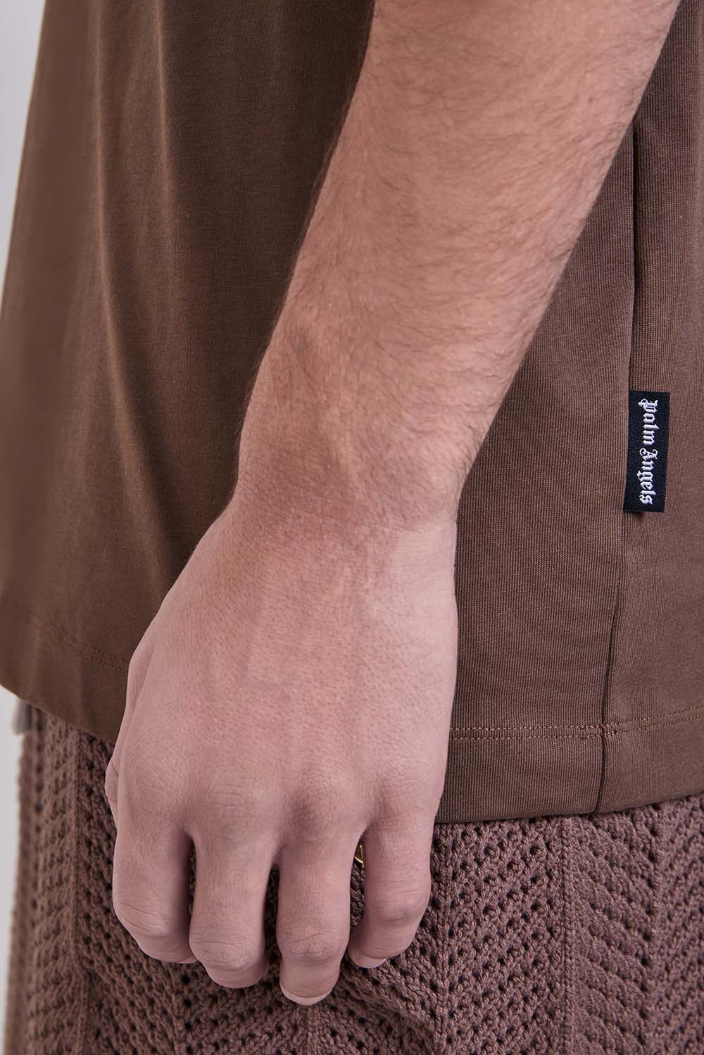 תמונת תקריב דוגמן של חולצת טי אוברסייז