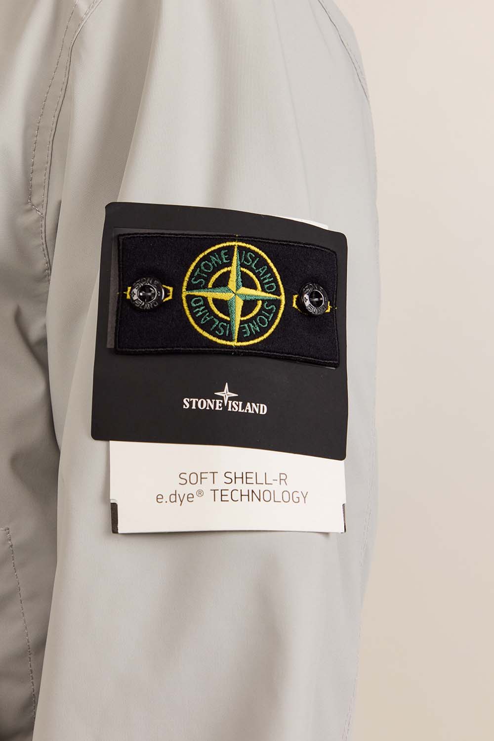 תמונת תקריב דוגמן של מעיל בריפוד קל