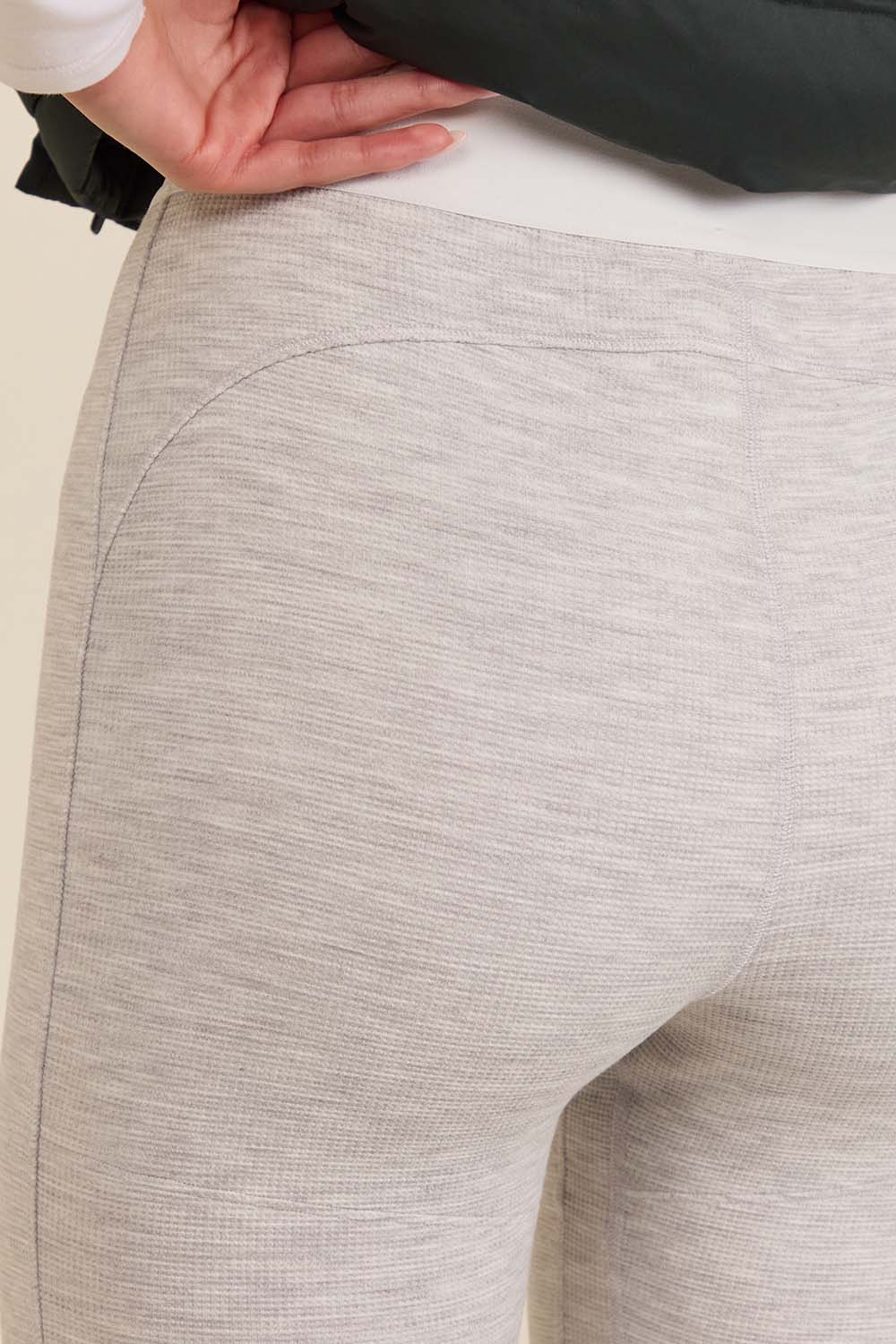 תמונת תקריב דוגמן של Waffle-Knit Base Layer Tight