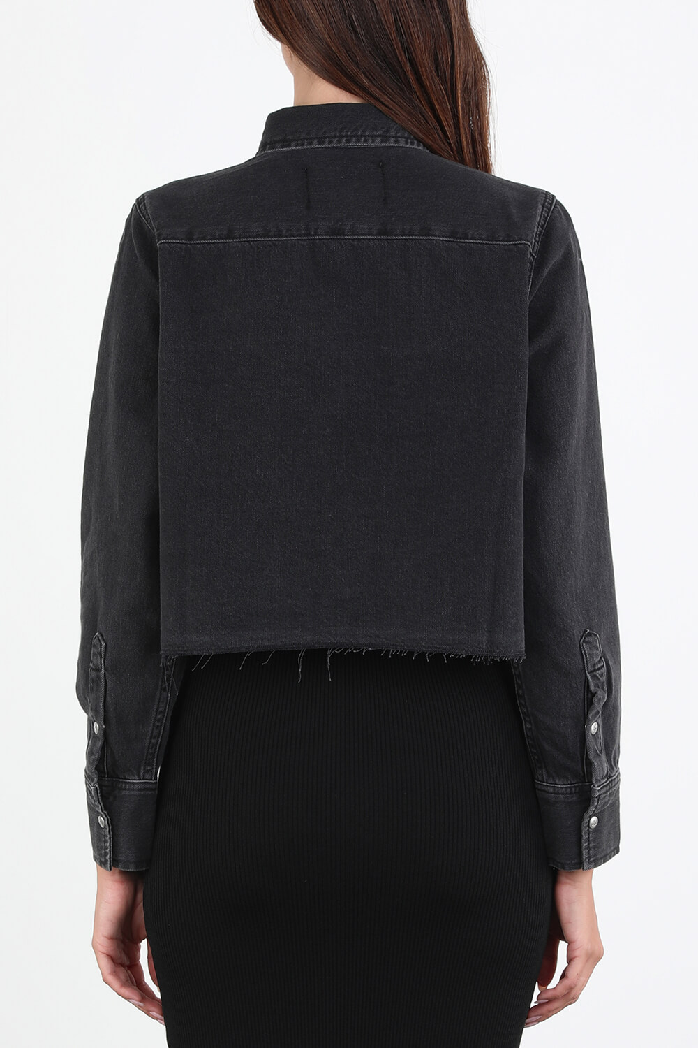 תמונת דוגמן אחורית של חולצת דנים קרופ בשטיפה כהה