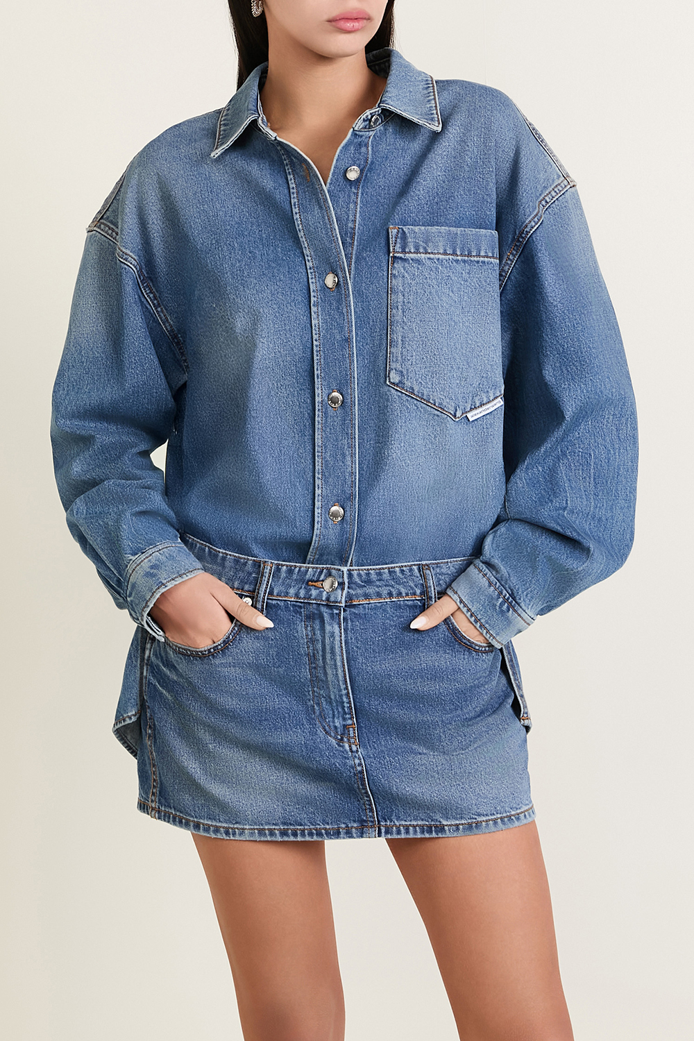 תמונת דוגמן קידמית של שמלת ג'ינס במראה חולצה וחצאית מיני