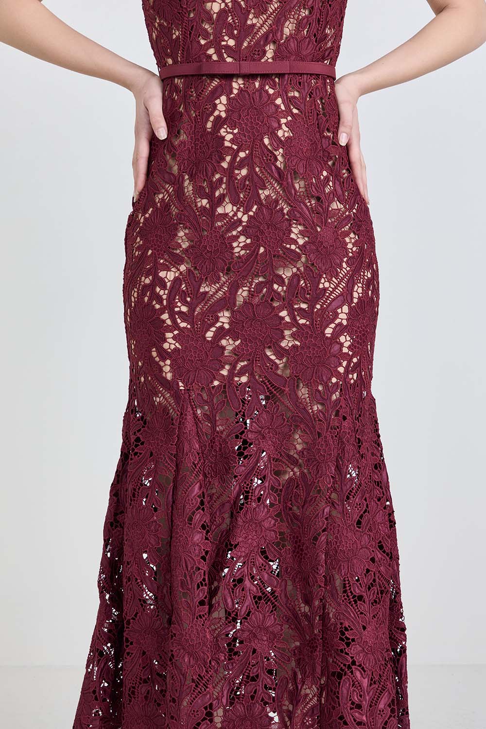 תמונת תקריב דוגמן של שמלת מידי צמודה