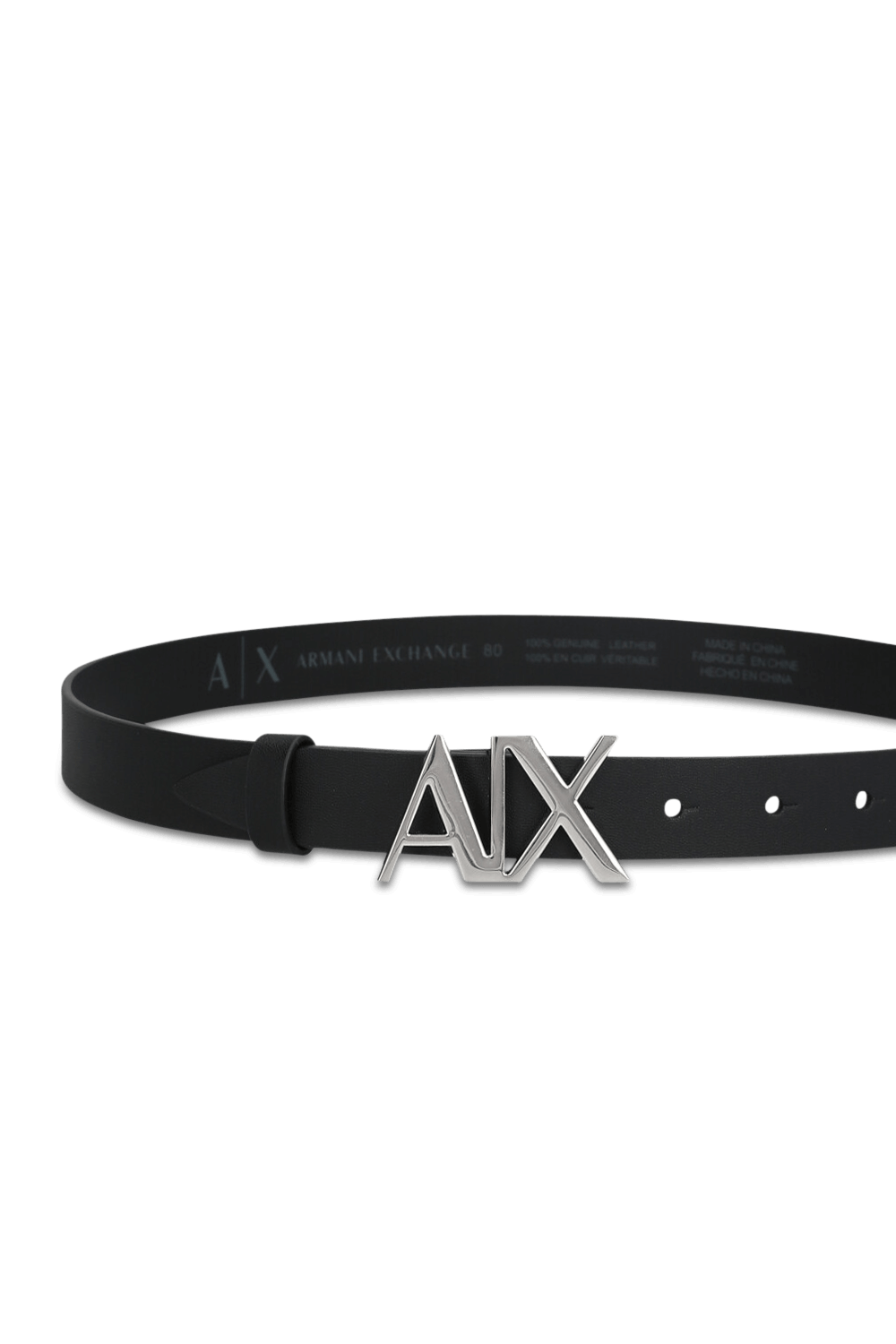 תמונת תקריב של חגורה מעור עם אבזם מונוגרמי