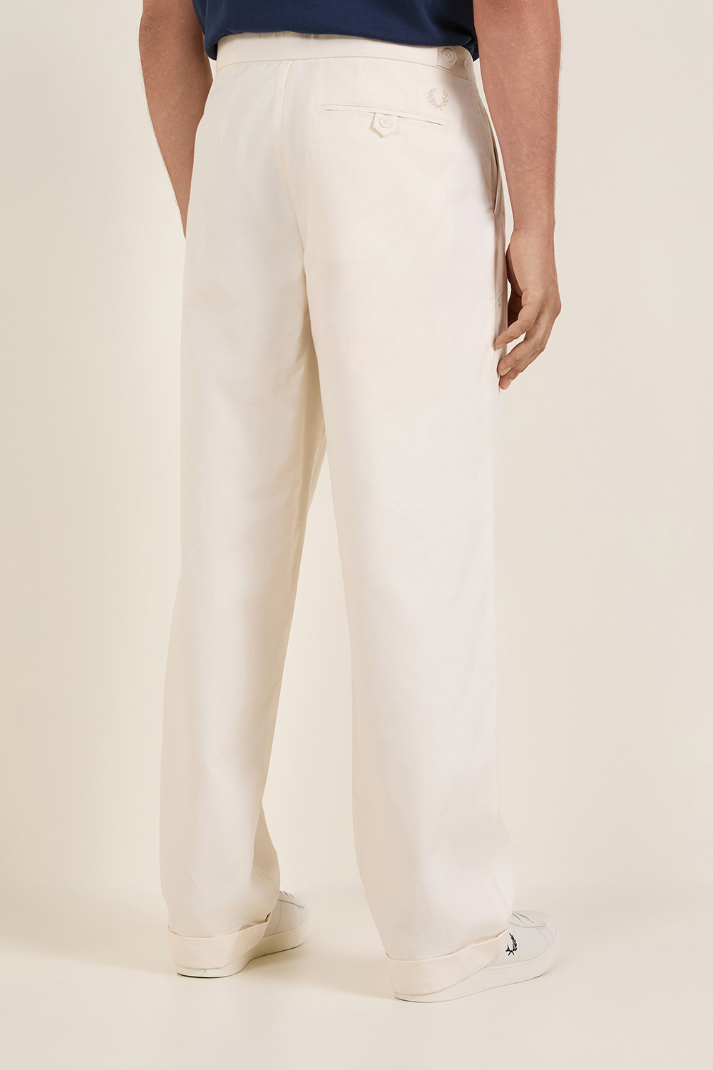 תמונת דוגמן אחורית של מכנסי טניס ישרים