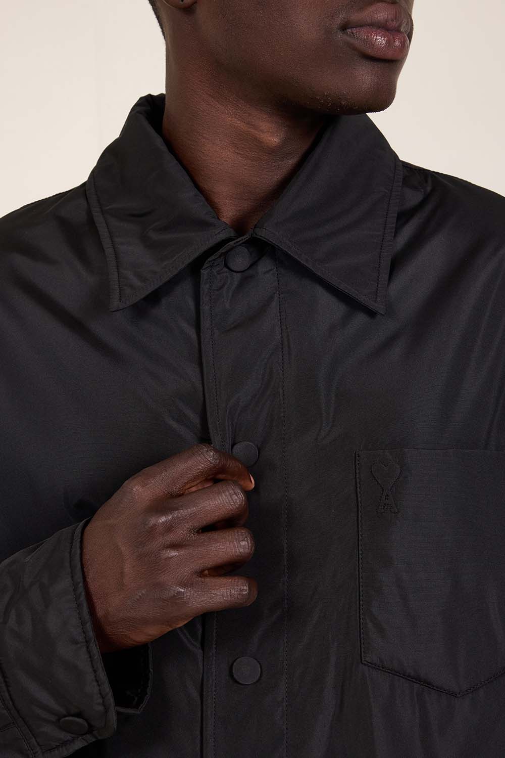 תמונת תקריב דוגמן של ז'קט מרופד