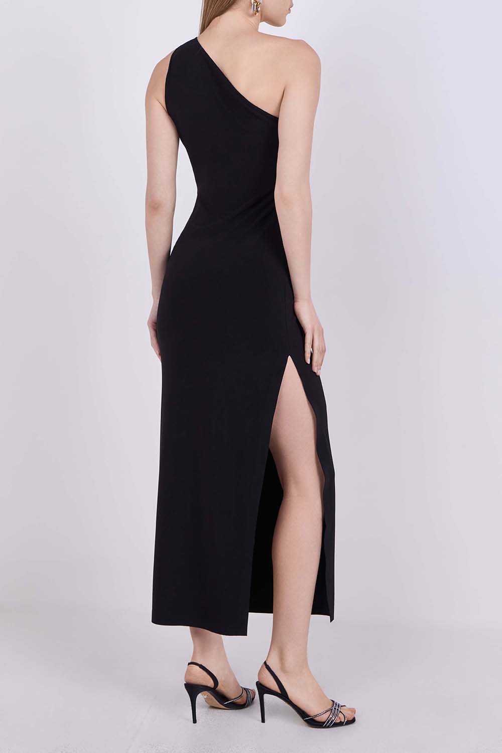 תמונת דוגמן אחורית של שמלת מקסי אוף שולדר