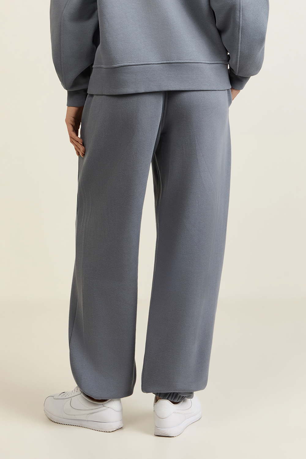 תמונת דוגמן אחורית של Scuba Mid-Rise Oversized Jogger Graphic