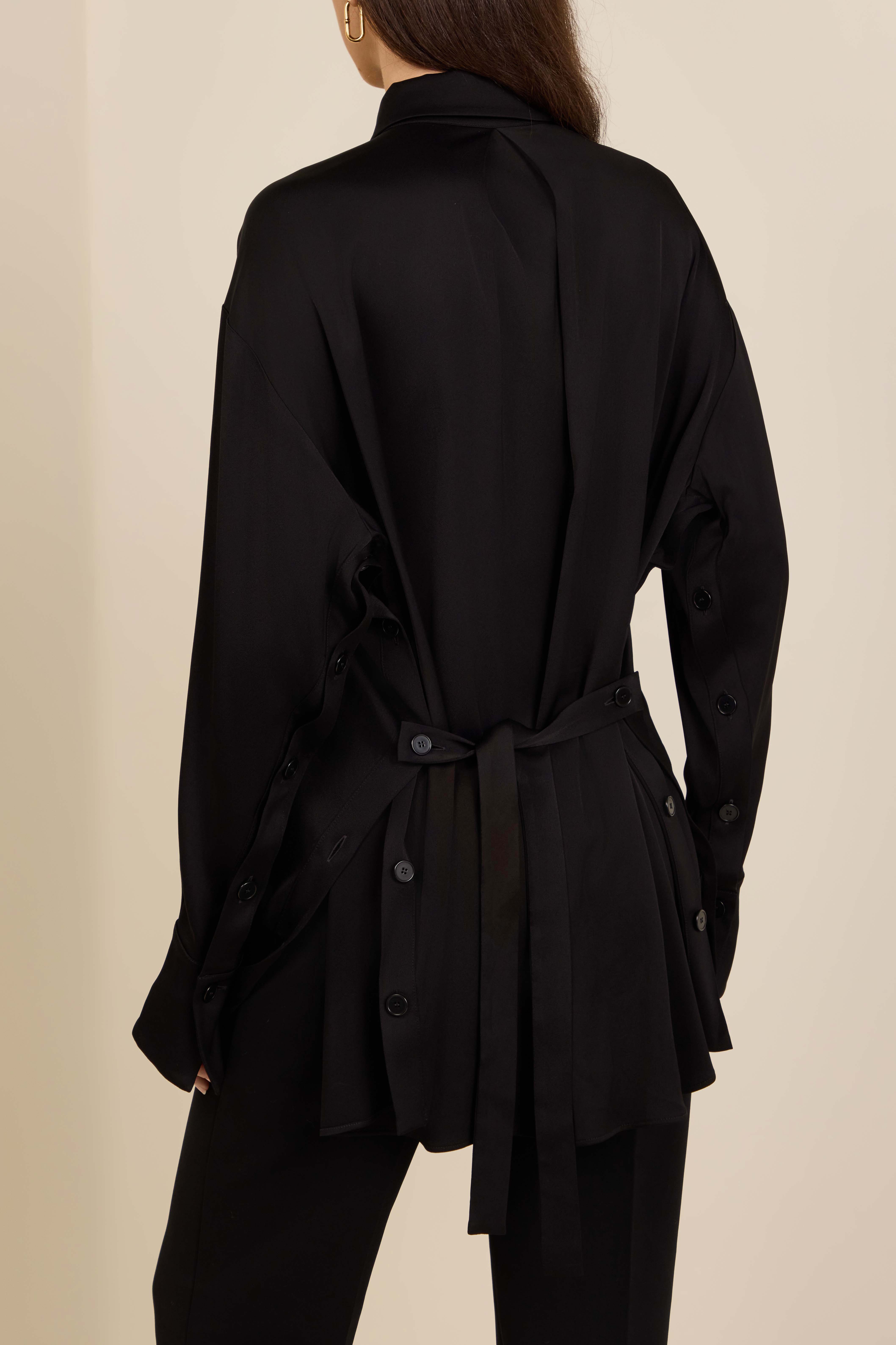 תמונת דוגמן אחורית של חולצת כפתורים