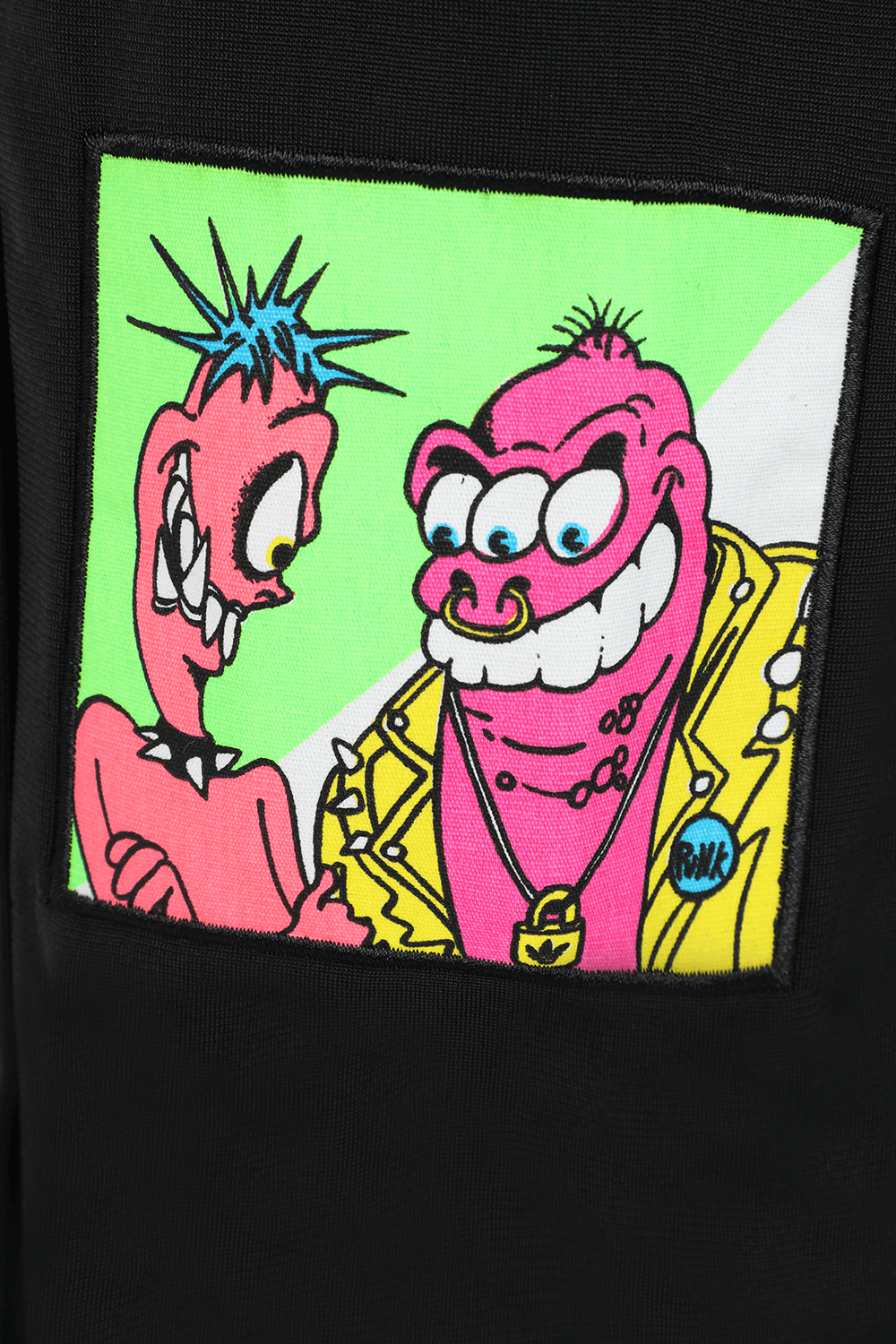 תמונת פנים של ג'רמי סקוט לאדידס מכנסי ג'וג עם פאצ'ים צבעוניים בצבע שחור