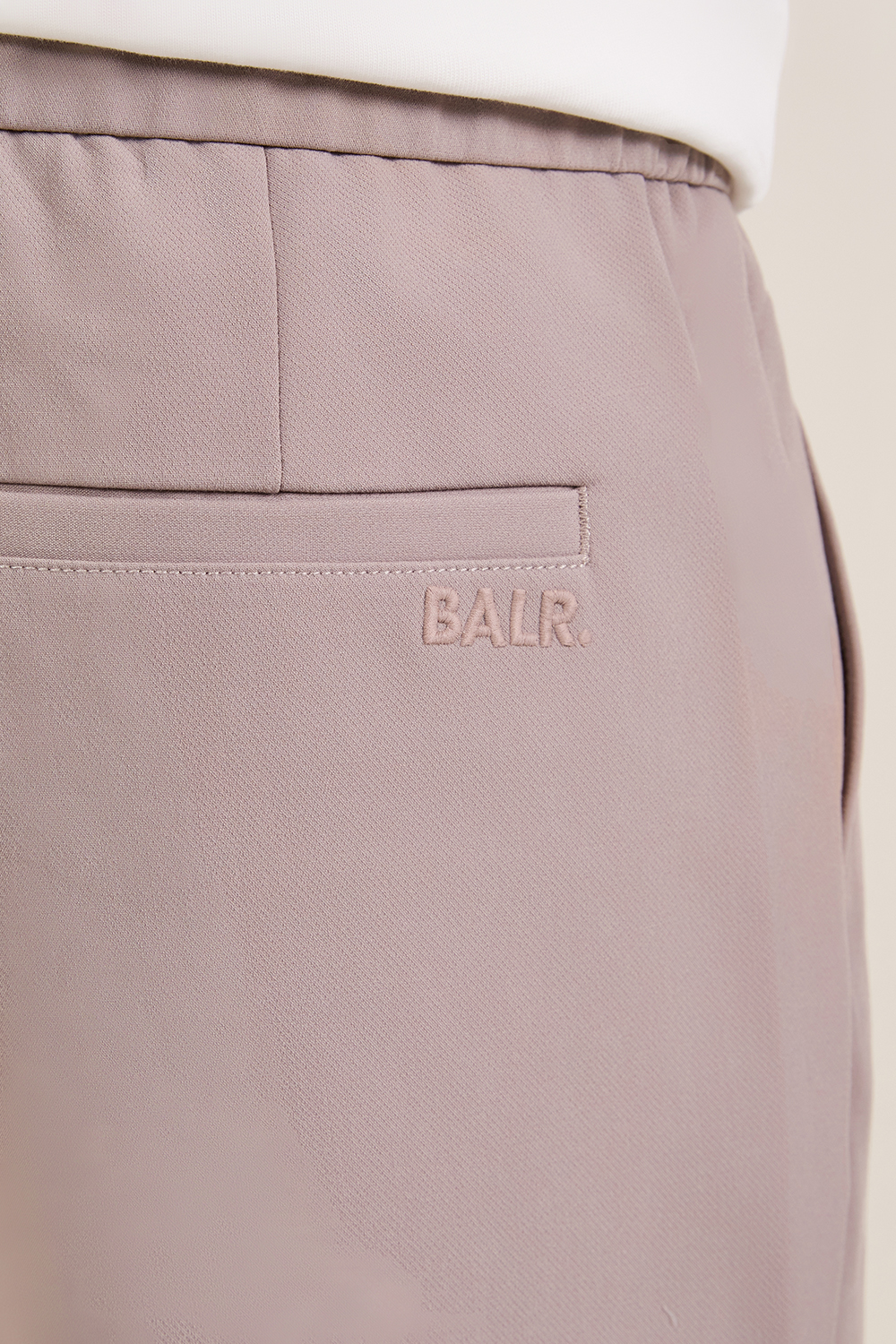 תמונת תקריב דוגמן של מכנסיים ארוכים